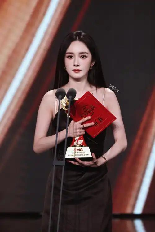 杨幂视后实至名归_杨幂演技转型之路_娱乐圈小说有杨幂