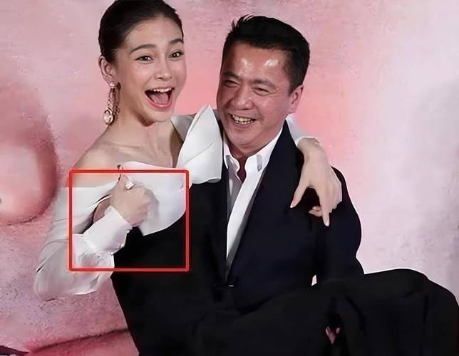 女明星被吃豆腐视频_明星吃豆腐脑_女星被吃豆腐的