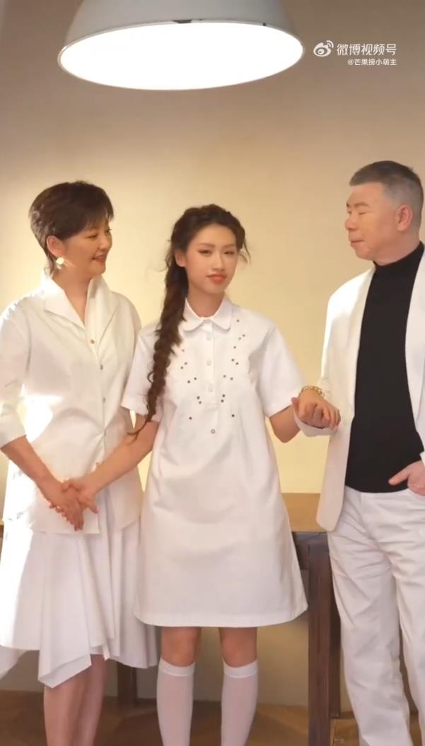 冯小刚徐帆徐朵全家福_徐朵首次公开亮相_冯小刚进娱乐圈