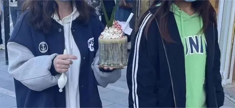 吃网红黑暗料理的人是谁呀,_皮蛋咖啡_章鱼拿铁