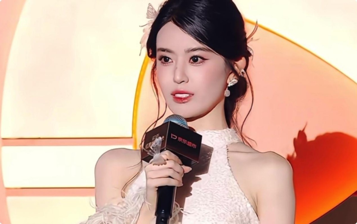 短剧演员红毯造型_短剧红毯穿搭分析_女明星 发型