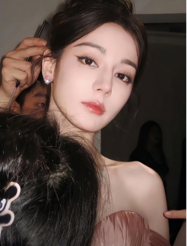 明星热点迪丽热巴,_33岁迪丽热巴生病现状_内娱女明星健康问题